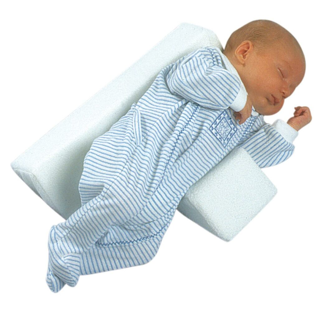 L’enfant sera placé en dorso-latéral du côté opposé à la platitude.